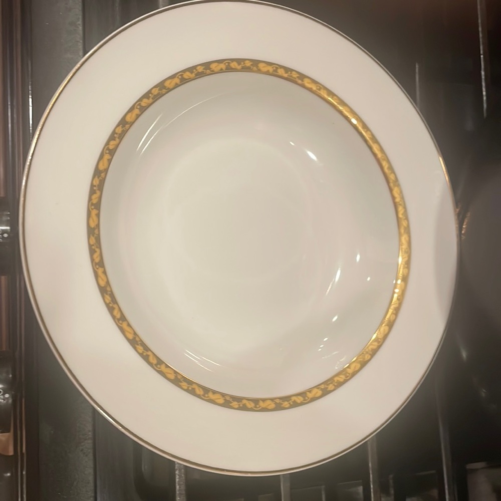 Set of 4 white gold rim plates